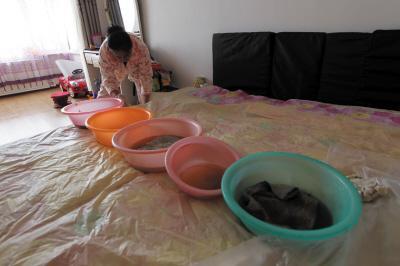 保亭楼上漏水，住户失联，小区没物管，业主维权难！律师来支招……